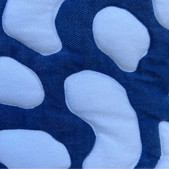 Annie Selke Pinecone Hill Pebbles Blue White Quilted Pillow Cover 22x22 GUC - Picture 9 of 10